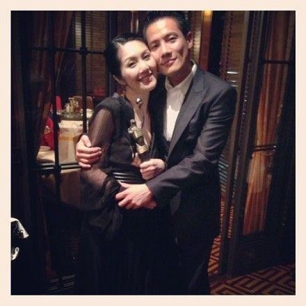 杨千嬅老公晒与老婆热吻照：庆祝结婚七周年