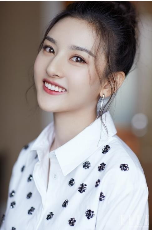 宋祖儿晒出四宫格自拍照：诠释吃货少女日常