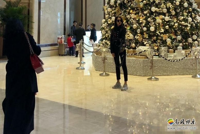 网友澳门偶遇关晓彤！大赞真人超级“瘦长直”