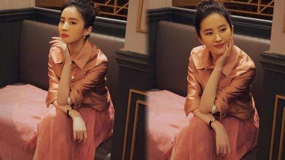刘亦菲晒出美照：丸子头青春无敌，托腮凝视