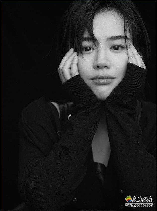 马思纯悼念江歌：晒中学女生手拉江妈妈照片