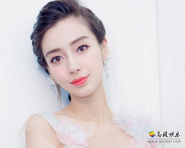 Angelababy晒自拍照：卷发蓬蓬慵懒迷人