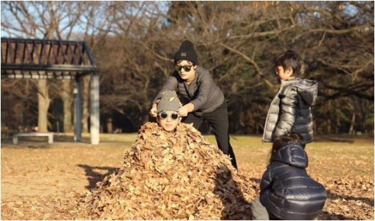 孙俪和儿女将邓超埋在树叶里：画面太搞笑