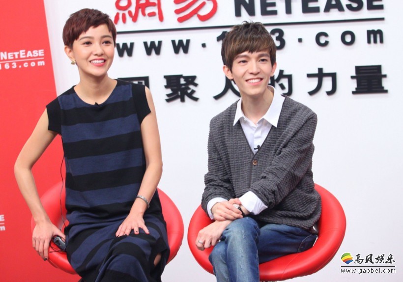 郭采洁＆郭敬明搂肩合影照：两人笑容灿烂