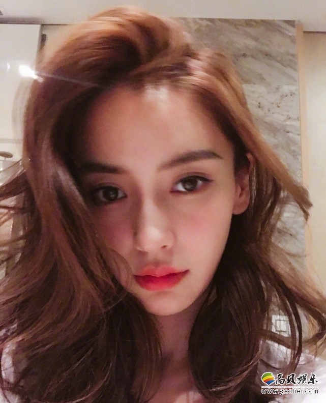 Angelababy晒“马甲线”图：锻炼好身材