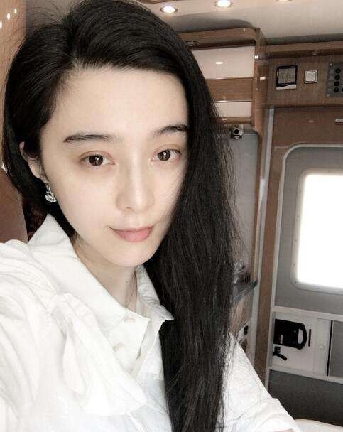 范冰冰晒美照：头发超蓬松，对镜头做鬼脸