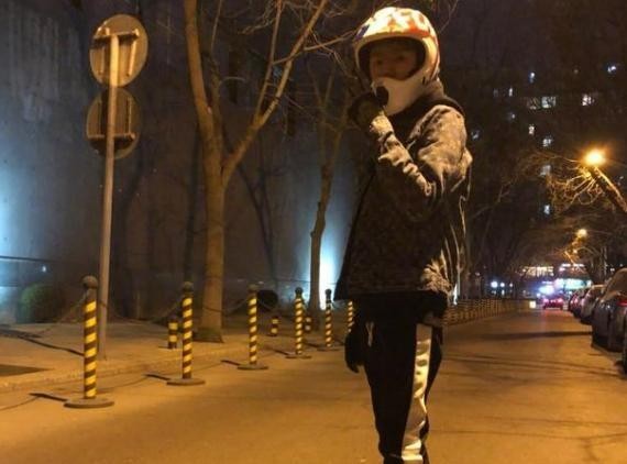 王源微博晒夜晚照：“冬至，当一个夜行侠”