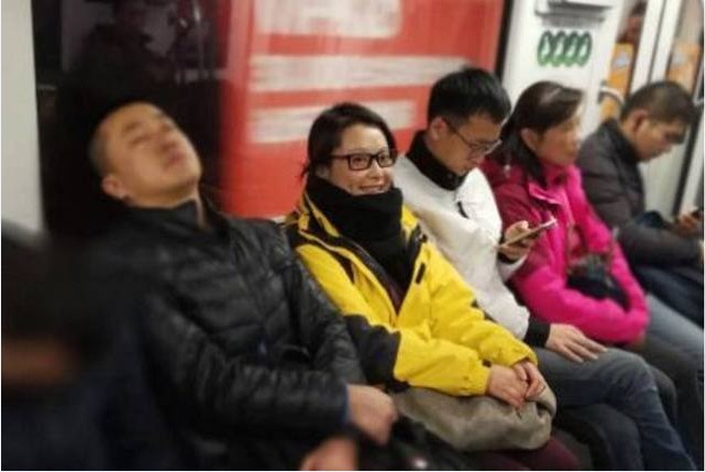 袁立晒照：素颜戴眼镜，坐地铁，面带笑容
