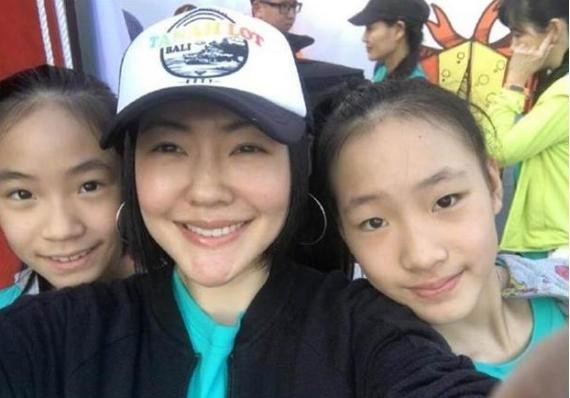 小S晒女儿合照：大女儿许俏妞撞脸泰国女星