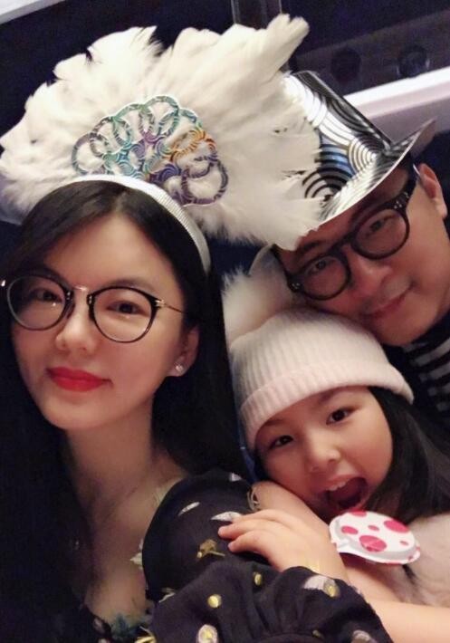 李湘晒出一家三口合照：画面既温馨又幸福