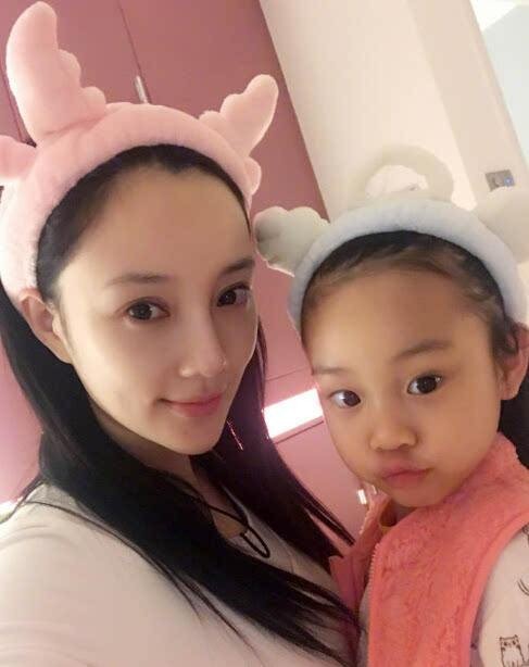 李小璐＆女儿甜馨自拍照：一个美一个可爱