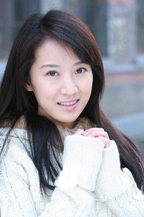 李念晒美照：精致妆容，对着镜头比心卖萌