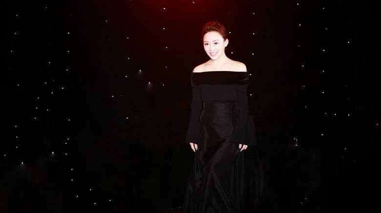 潘晓婷受邀参加公益盛典：尽显完美好身材