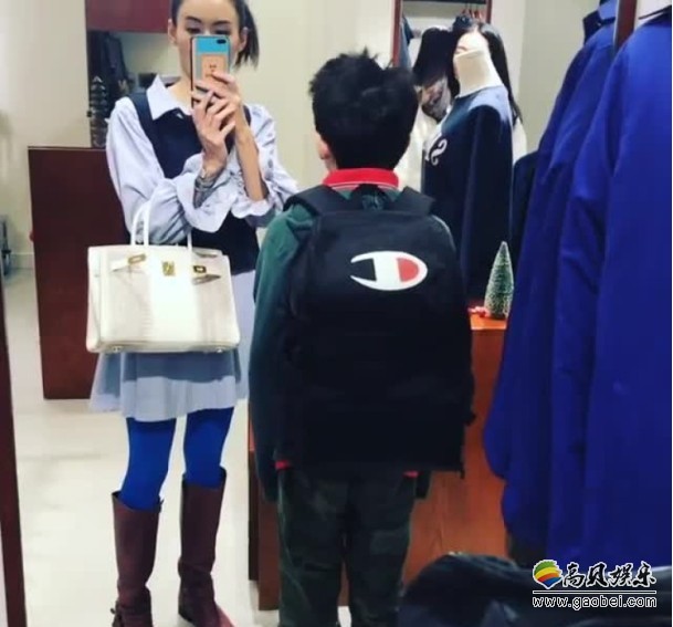 张柏芝带大儿子lucas商场买书包：酷劲十足