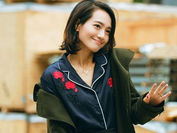 朱丹素颜推婴儿车晒太阳：看上去心情大好