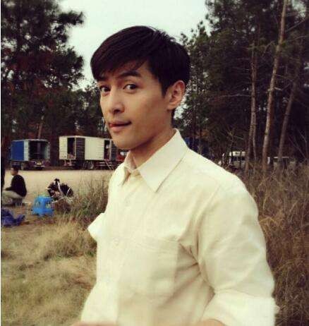 胡歌晒照:仰起脸对着镜自拍,十分的逗趣