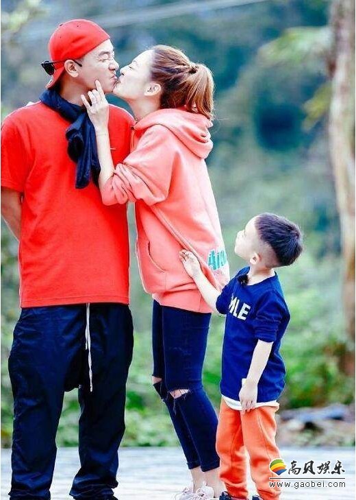 应采儿晒Jasper婴儿照：化身圣诞老人大哭