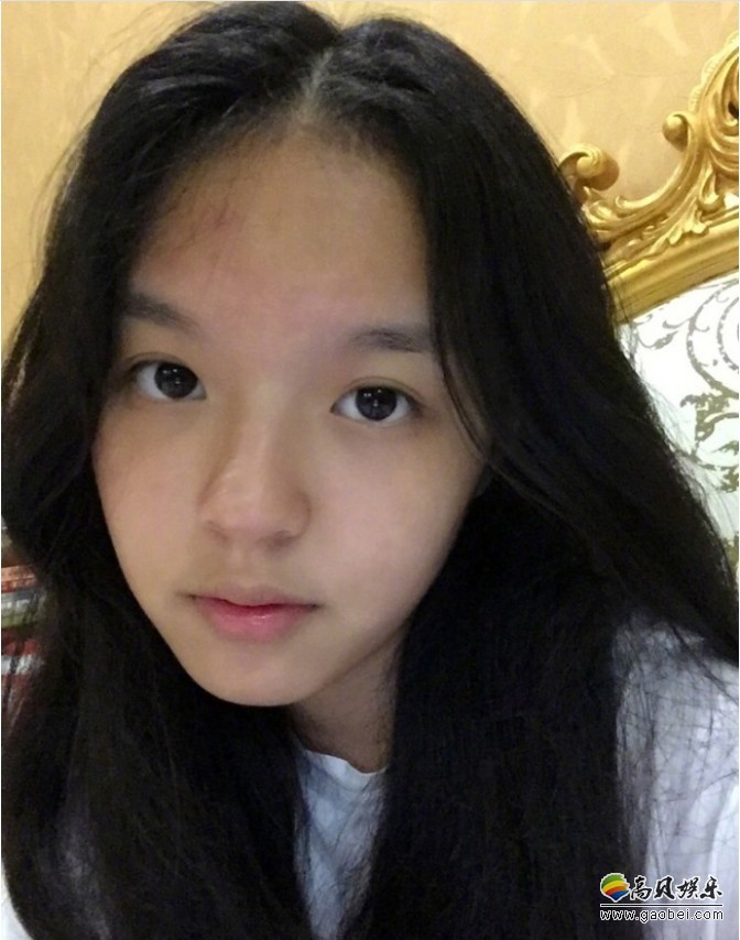 李咏妻子晒出女儿照片：长发披肩模样清纯