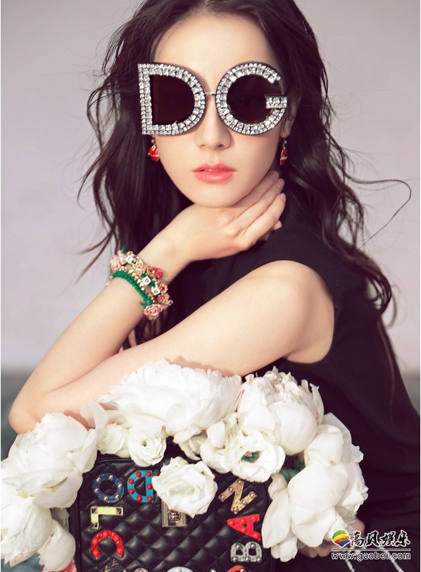 迪丽热巴封面大片轻咬嘴唇性感又俏皮