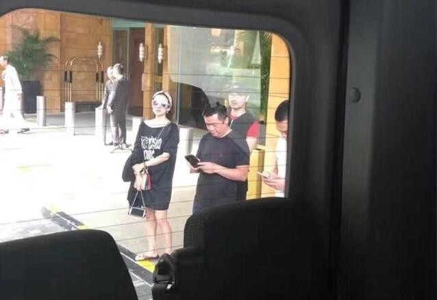 网友新加坡偶遇章子怡＆汪峰：十分悠闲