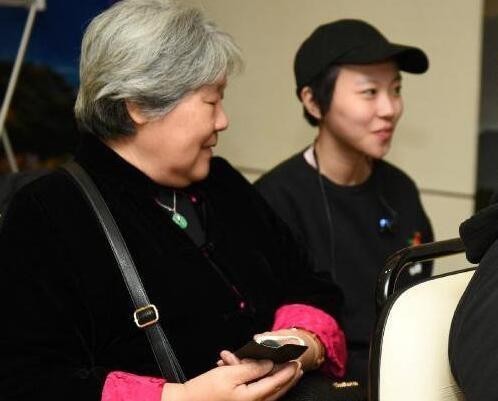 窦靖童晒出奶奶庆生照片：婆孙感情深厚