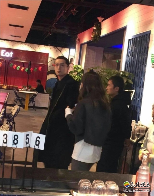网友三里屯偶遇胡歌：梳新发型，很开心