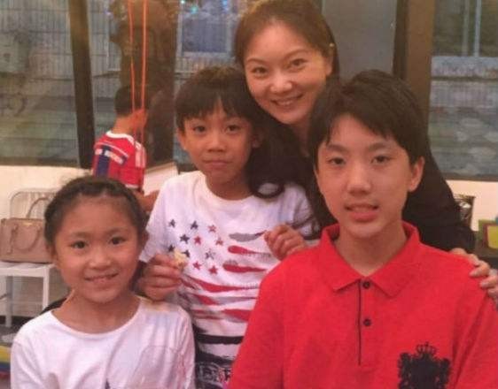 张艺谋妻子陈婷：晒出女儿＆儿子合影照