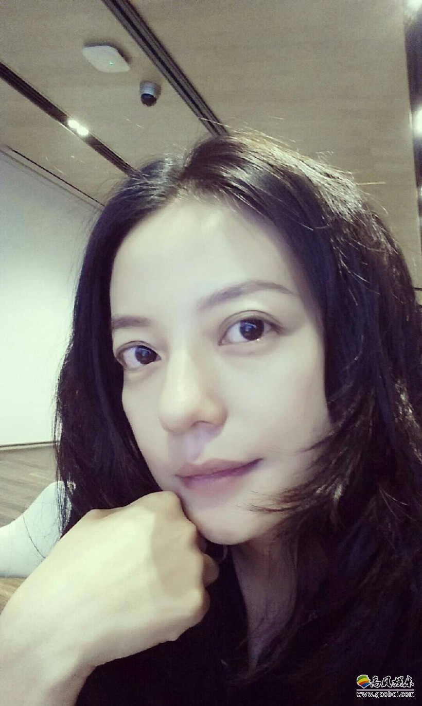 赵薇晒出自拍照：脸颊比之前也清瘦不少