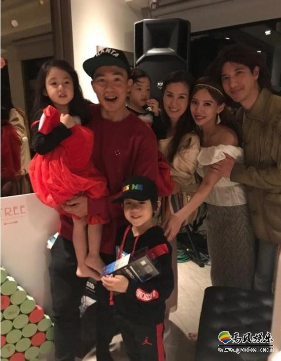王力宏＆刘畊宏两家人：身着波西米亚造型共度圣诞节