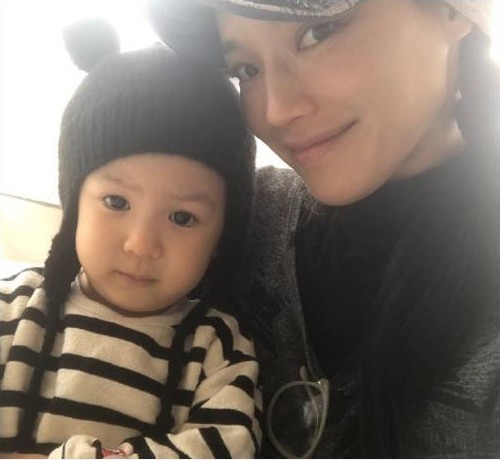 舒淇晒出和张震女儿自拍照：俩人嘟嘴卖萌，非常可爱