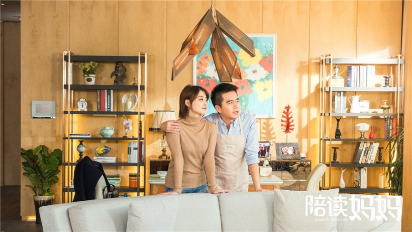 《陪读妈妈》剧照！三位主演首次一家人身份亲密同框