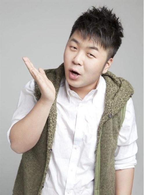 杜海涛晒出照片：两根玉米竹签握在一起，吃得很有味