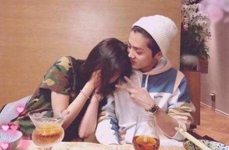 关晓彤＆鹿晗互动甜腻无比：嘟嘴卖萌，娇羞依偎男友