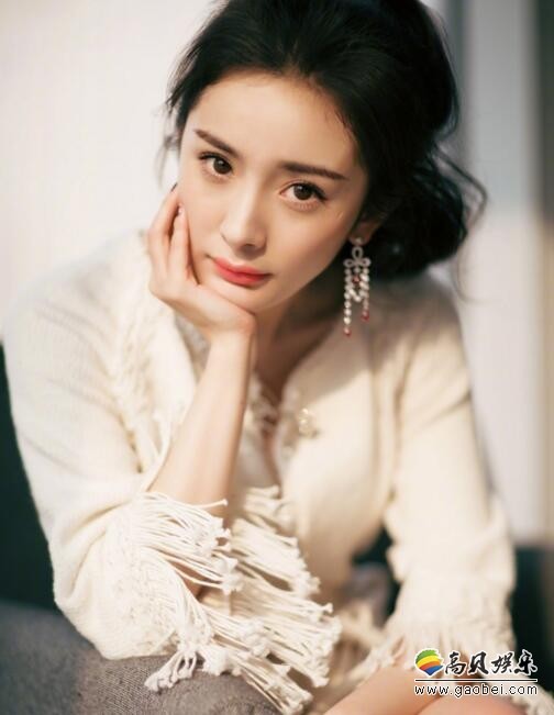 工作室晒出杨幂美照：怀抱抚摸“喵星人”！爱不释手
