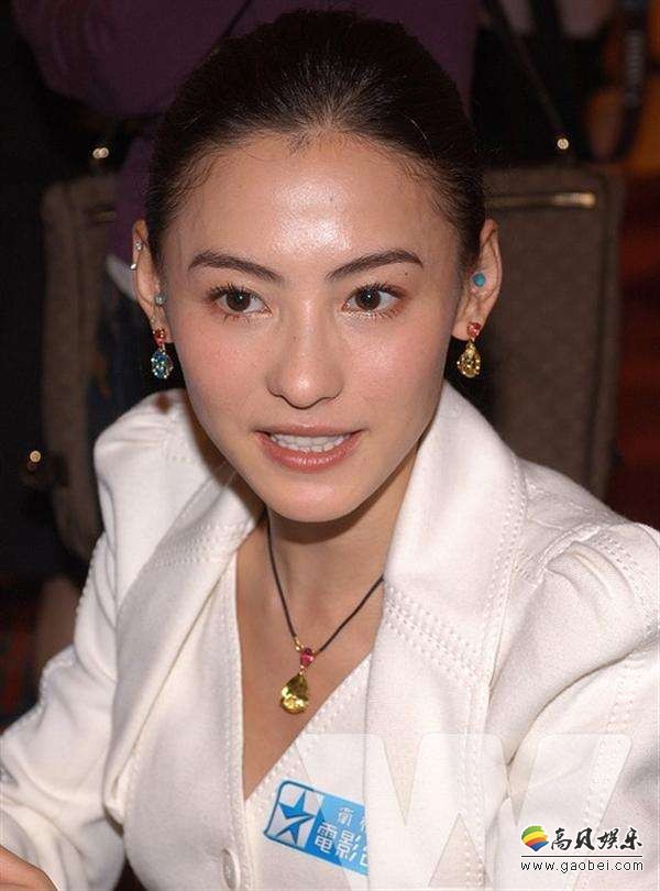 张柏芝社交媒体晒出素颜自拍：轻抿嘴唇，脸色红润