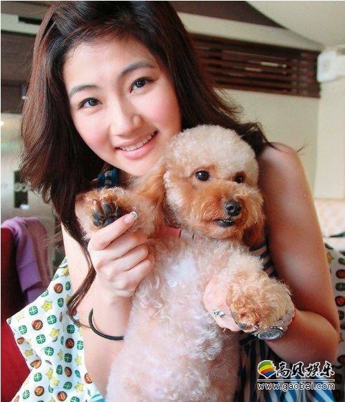 Selina晒照：她抱着自己的爱犬汪星人，十分的亲昵