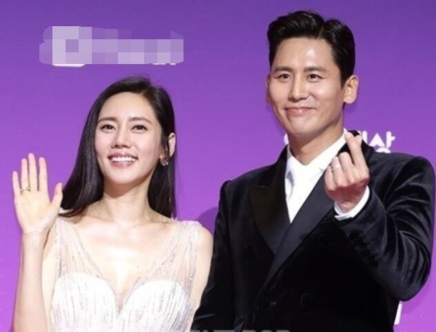 于晓光＆秋瓷炫出席某活动：牵手甜蜜，拥抱比心