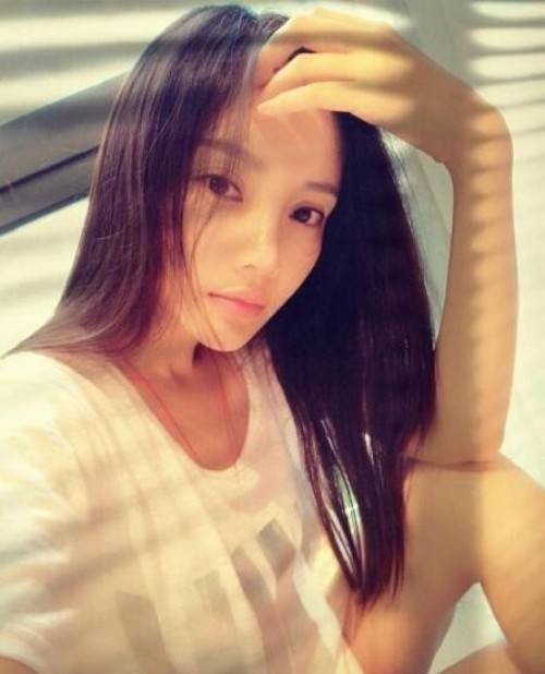 李小璐微博晒照：不仅造型潮范！神态也年轻活泼
