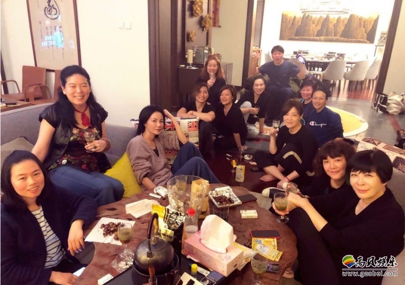 王菲晒出聚会照：好友举着酒杯，庆贺新年到来