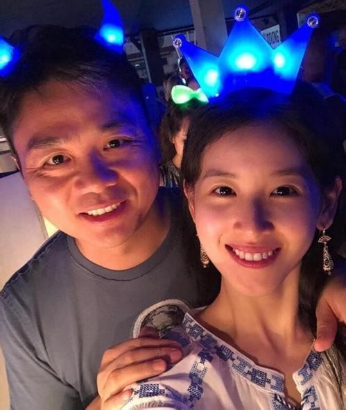 “奶茶妹妹”章泽天晒出老公刘强东：恩爱合照