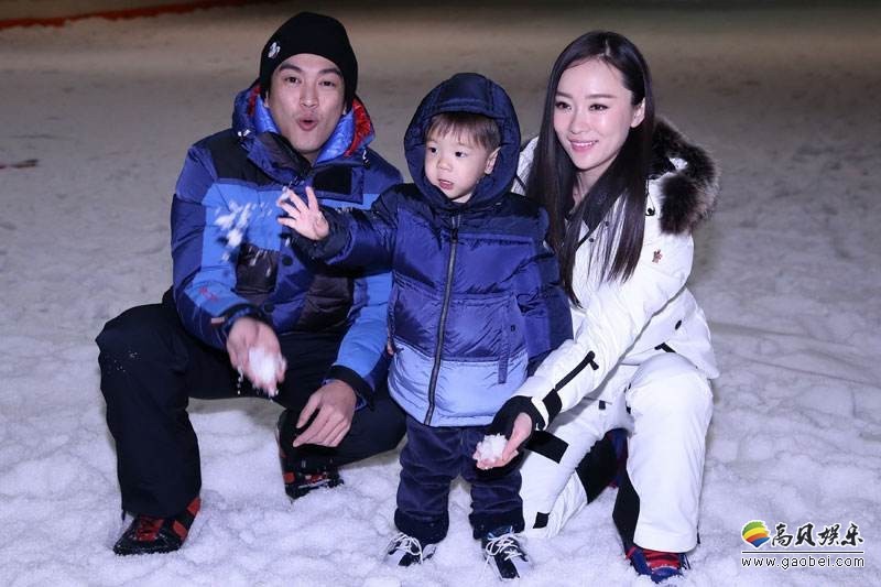 霍思燕＆杜江一家三口：全家人滑雪庆祝元旦节