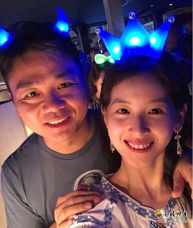 奶茶妹妹章泽天晒出与老公合影：刘强东吻娇妻