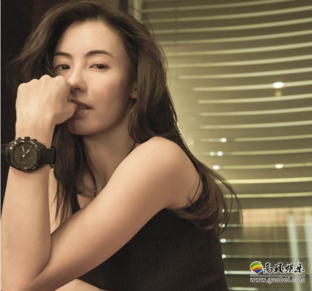 张柏芝晒出美照：并称“坚持素颜”！慵懒妩媚