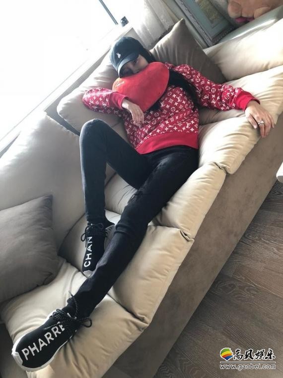 李小璐晒出原图回应事件：光线角度＆滤镜问题