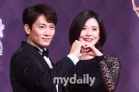 池晟、李宝英参加了2017SBS演技大赏颁奖礼  夫妻甜蜜比心
