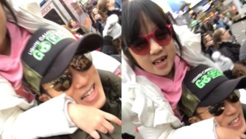 吴尊晒出视频：戴墨镜，头顶女儿，拿相机自拍