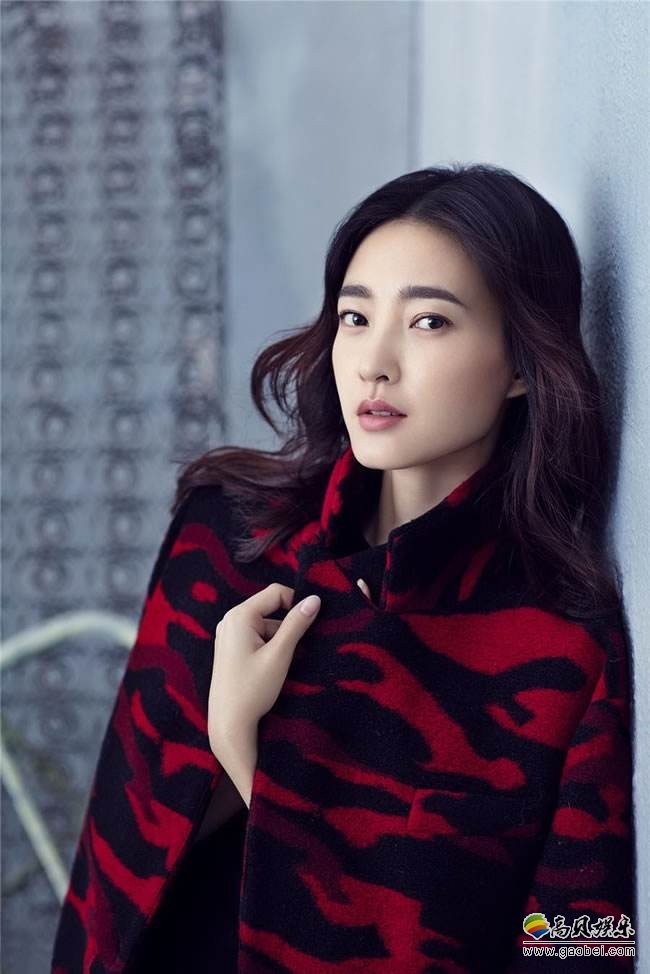工作室晒出王丽坤街拍：犹如童话红鞋子小公主