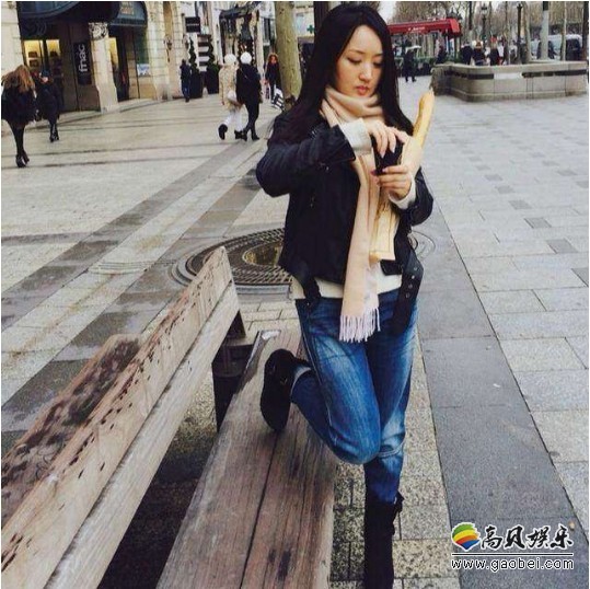 杨钰莹微博晒照法国之旅：记录当地民众＆建筑