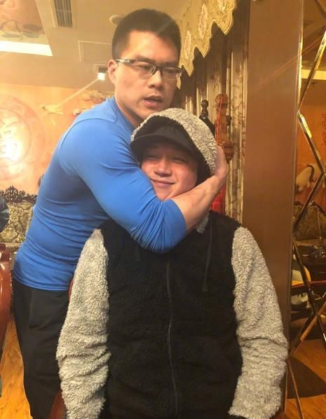 潘粤明晒出与丁宁聚餐照片：却被体能教练锁喉