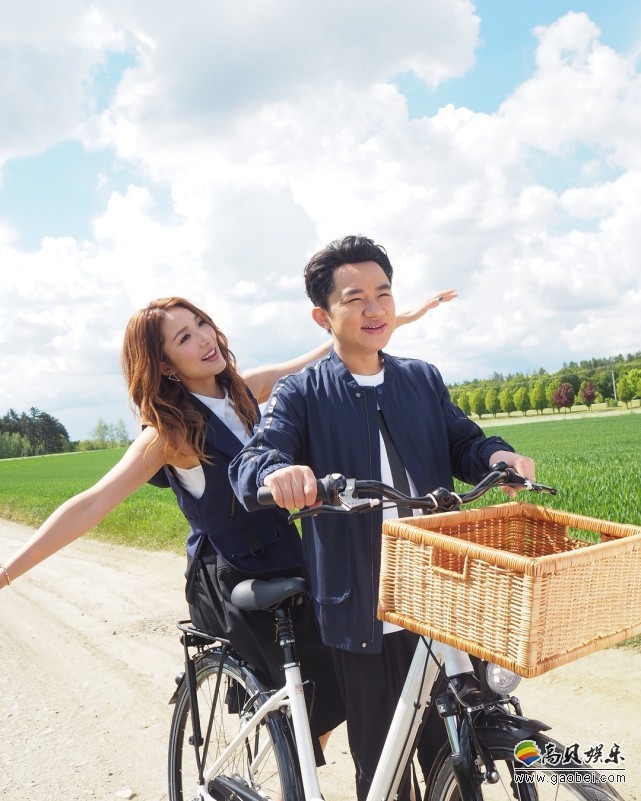 李亚男晒出和老公王祖蓝温馨合照：甜蜜又幸福